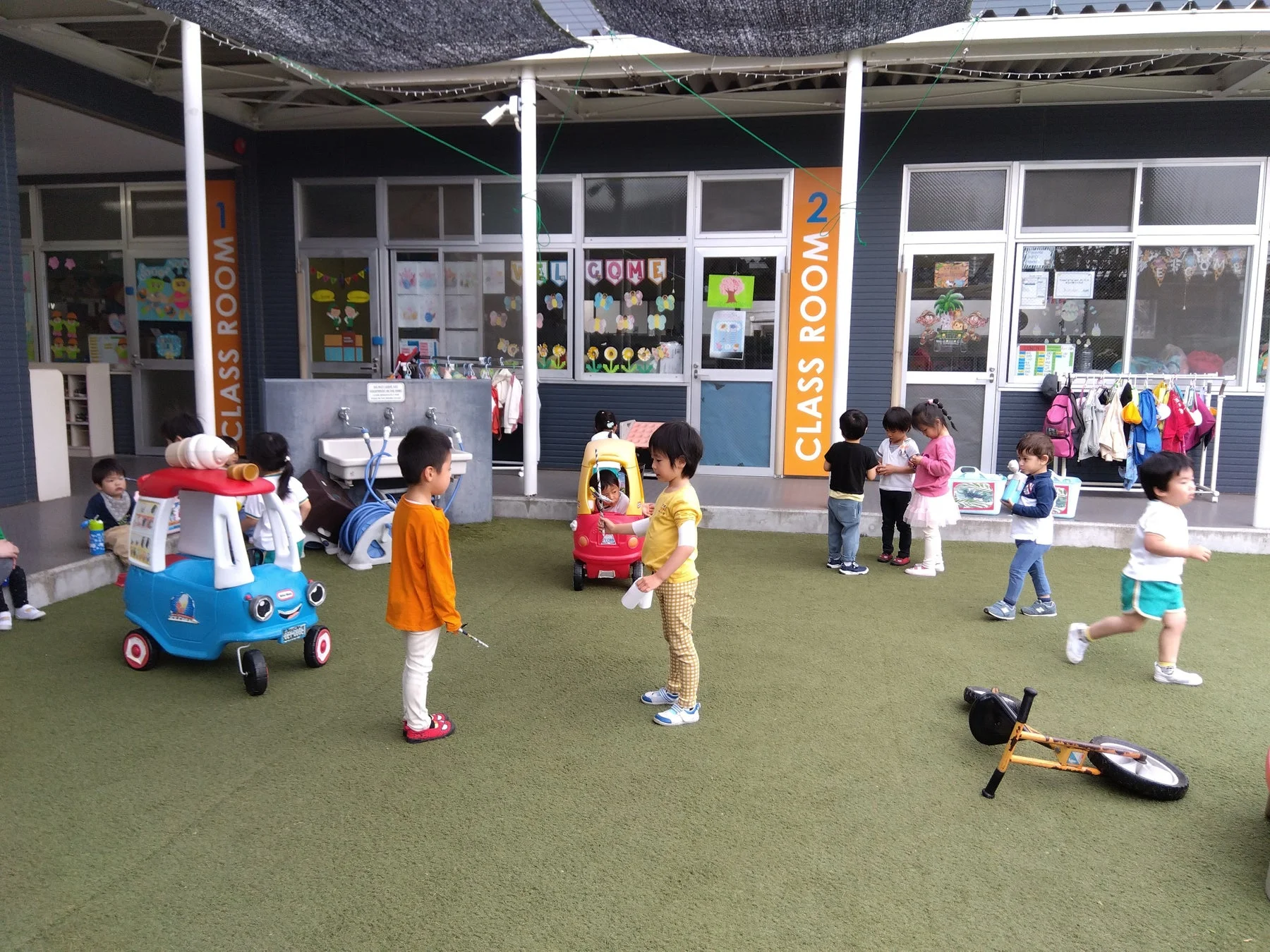 子供たちが屋外で遊んでいる様子