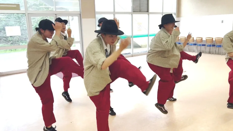 学生が室内でダンスの練習をする様子