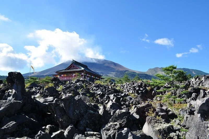 鬼押出し園を連想させる火山岩の風景