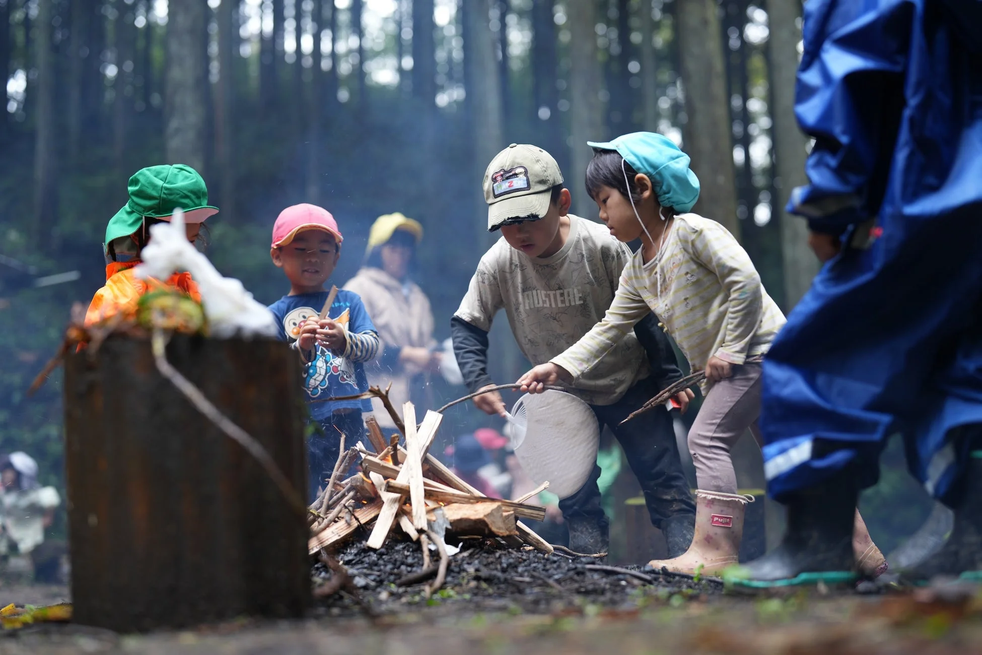 子供たちが焚き火を囲む