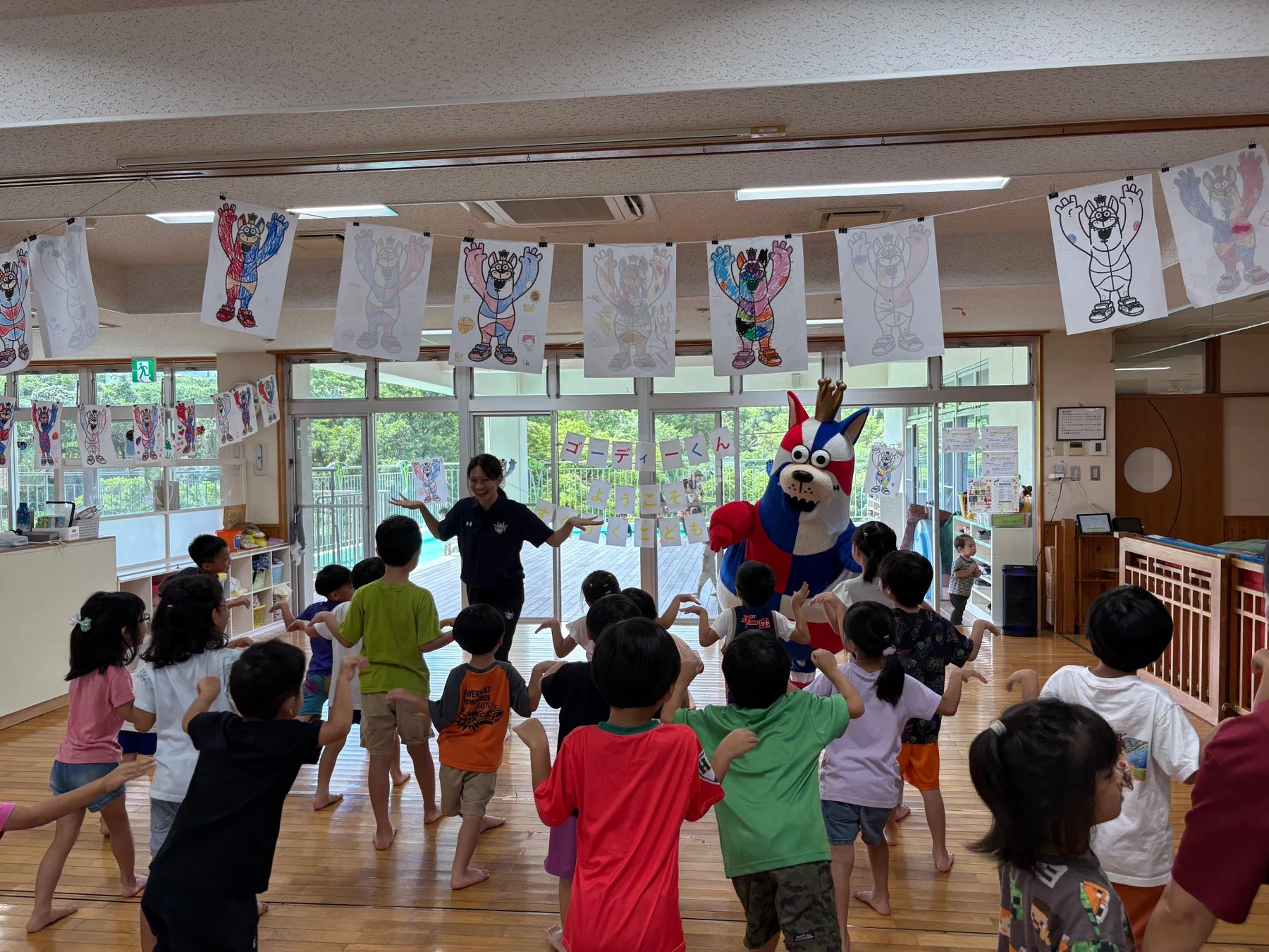 ダンス交流会で子どもたちと触れ合うゴーディー