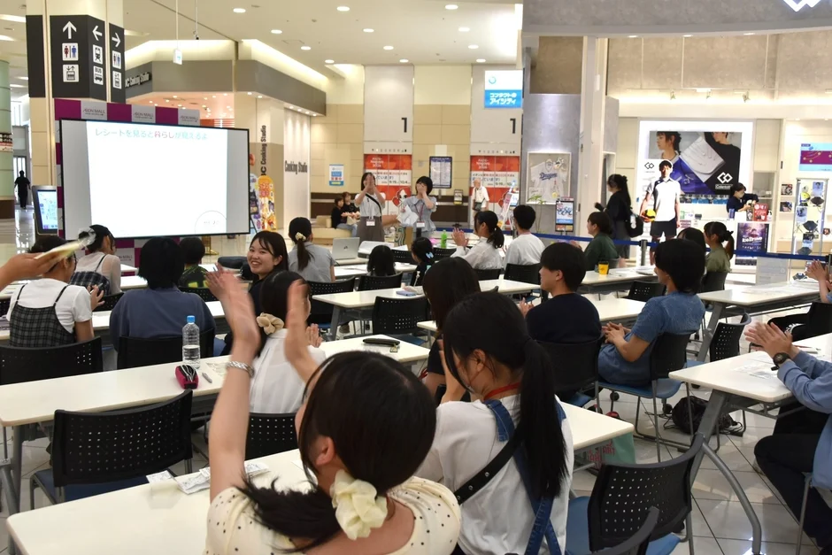 イオンモール内のイベントスペースで、多くの若者や学生が参加するセミナーまたはワークショップが開催されています
