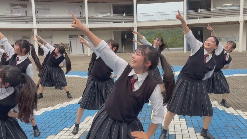 女子高生が制服でダンスを楽しむ様子