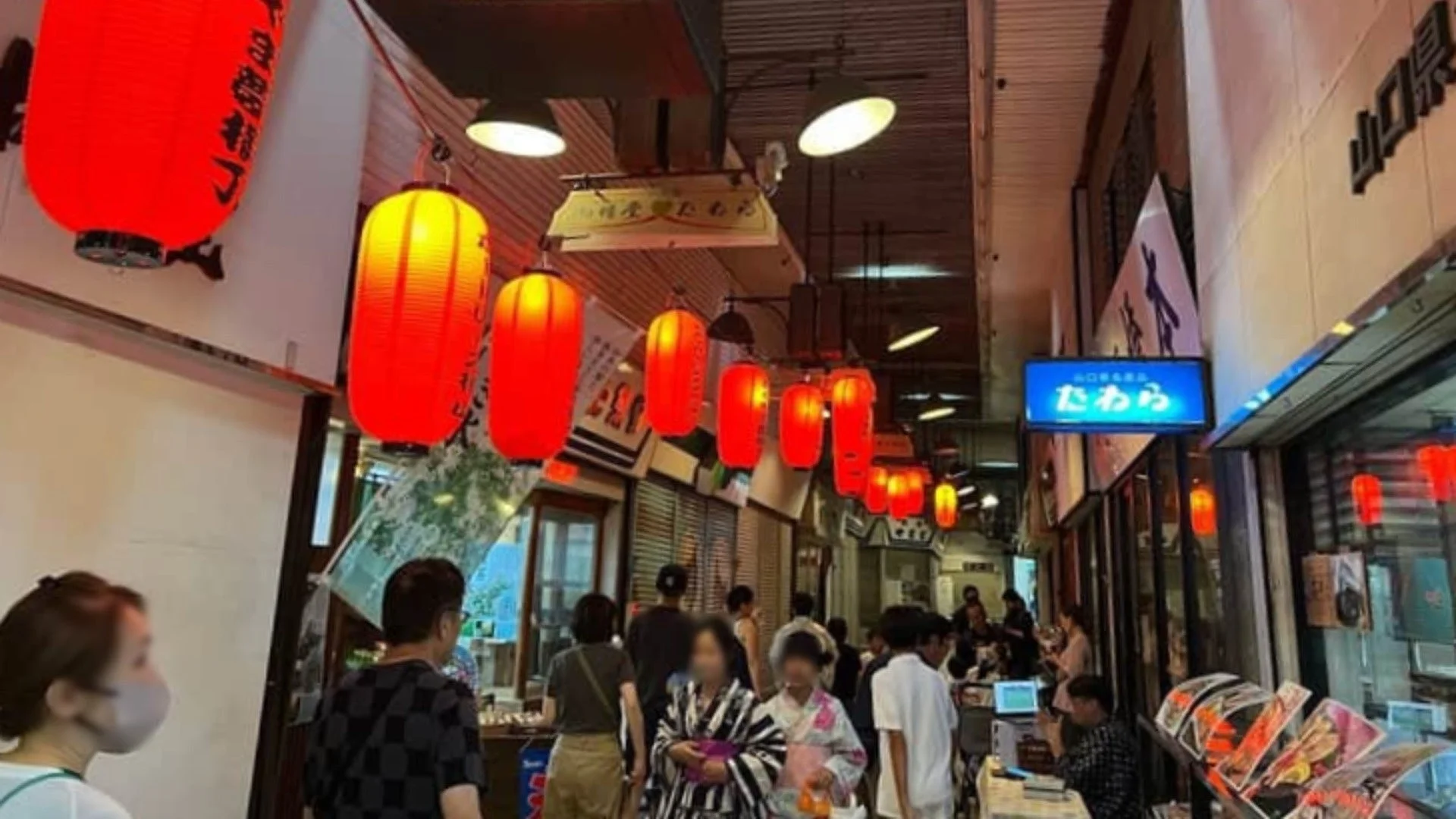 提灯が連なる賑やかな商店街