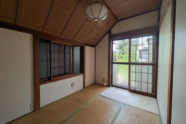 畳と傾斜天井が特徴的な和室