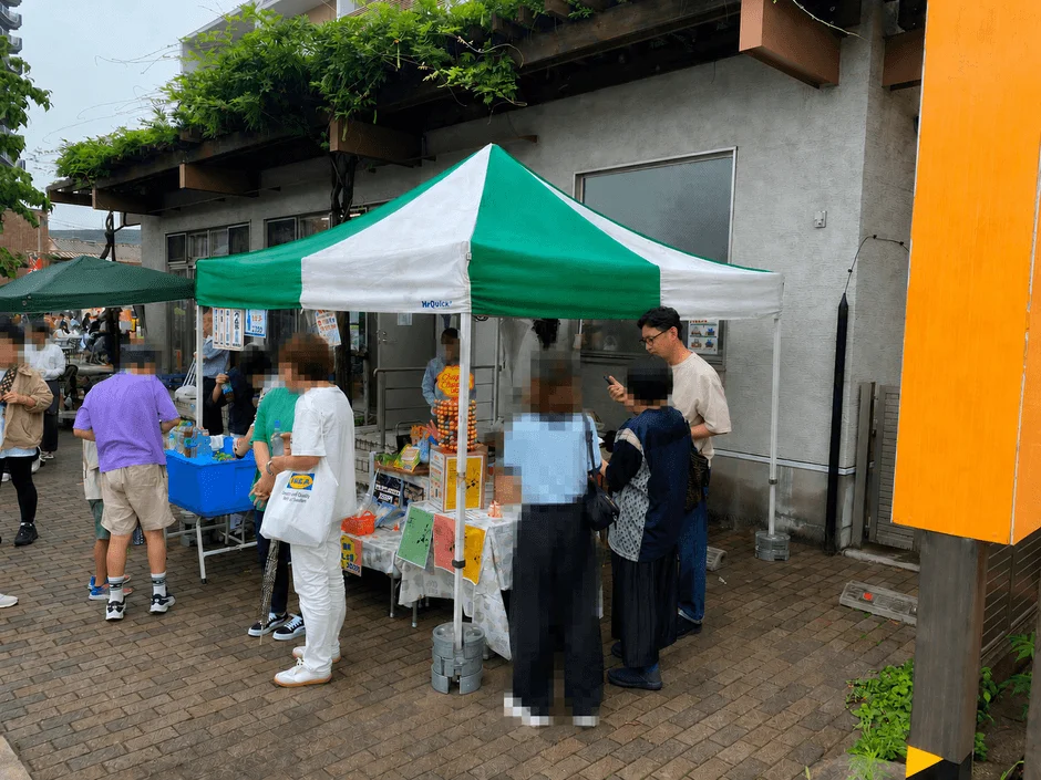 市場のような場所で人々が話し合っている様子