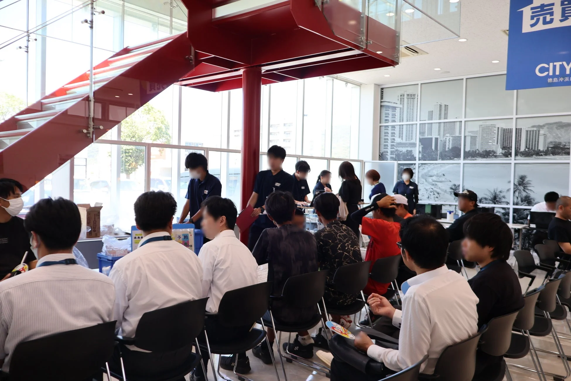 多くの人々が集まる屋内イベント風景