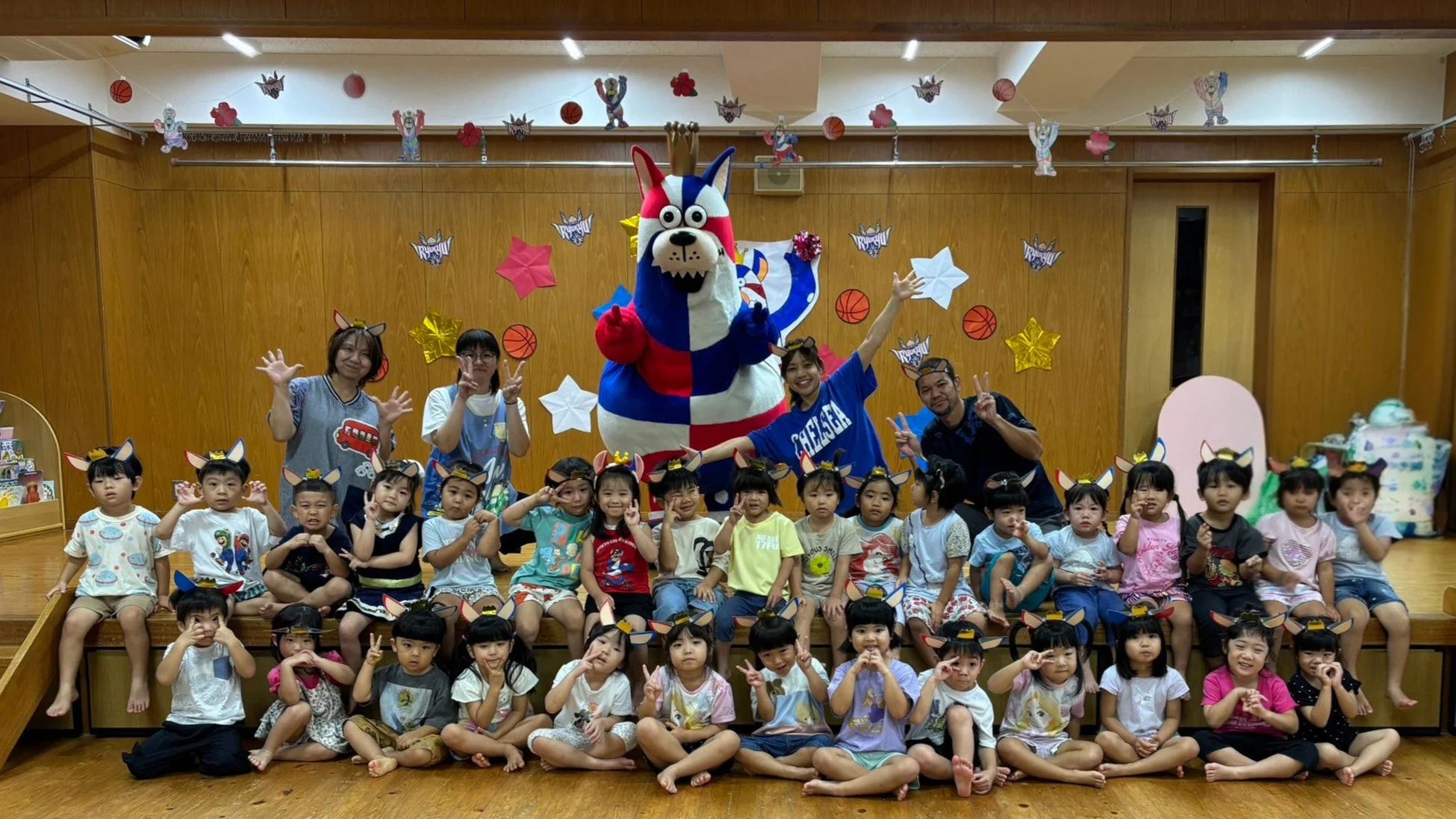 ゴーディーと園児たちの集合写真