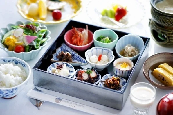 彩り豊かな小鉢が多数並べられた和食の朝食膳