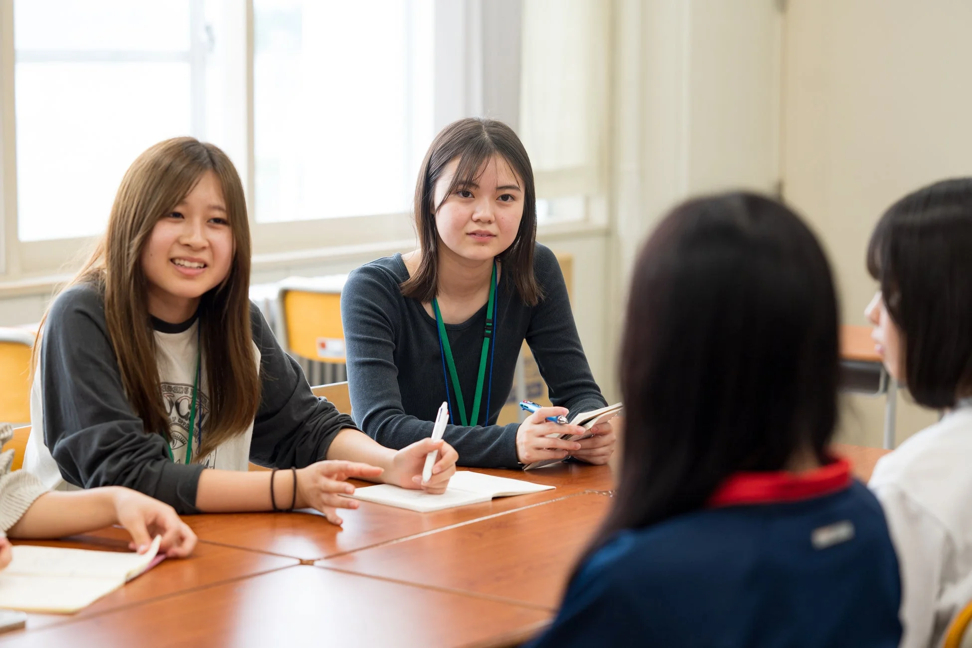 学生たちがグループでディスカッションする様子