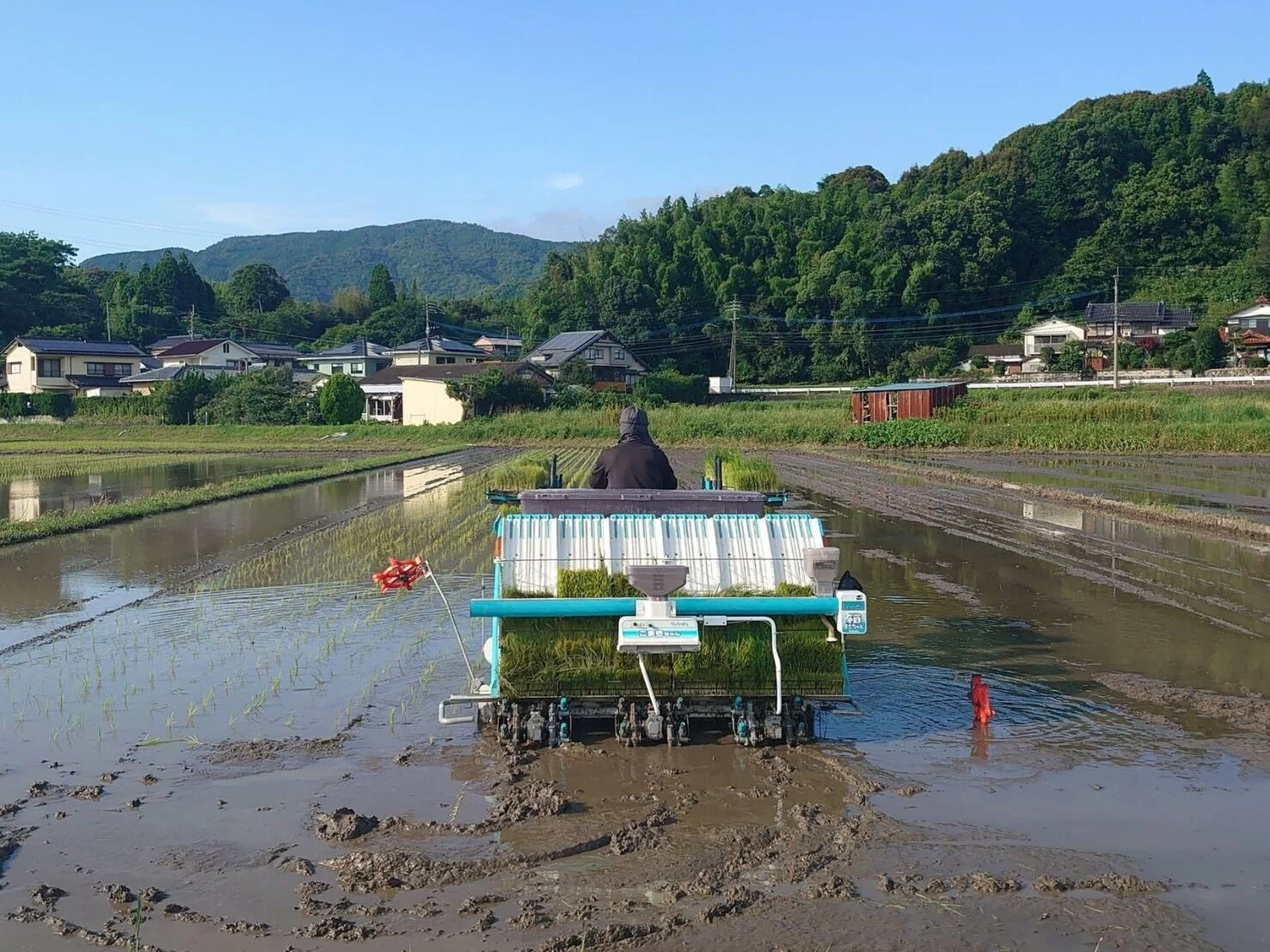 田植え機で作業をする様子
