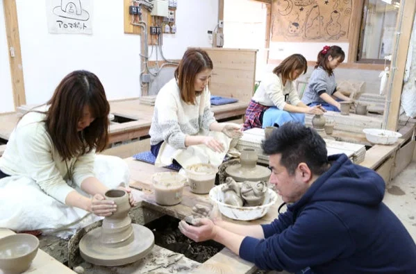 陶芸体験を楽しむ人々