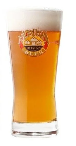 泡がたっぷり乗った黄金色のビールが注がれたグラス