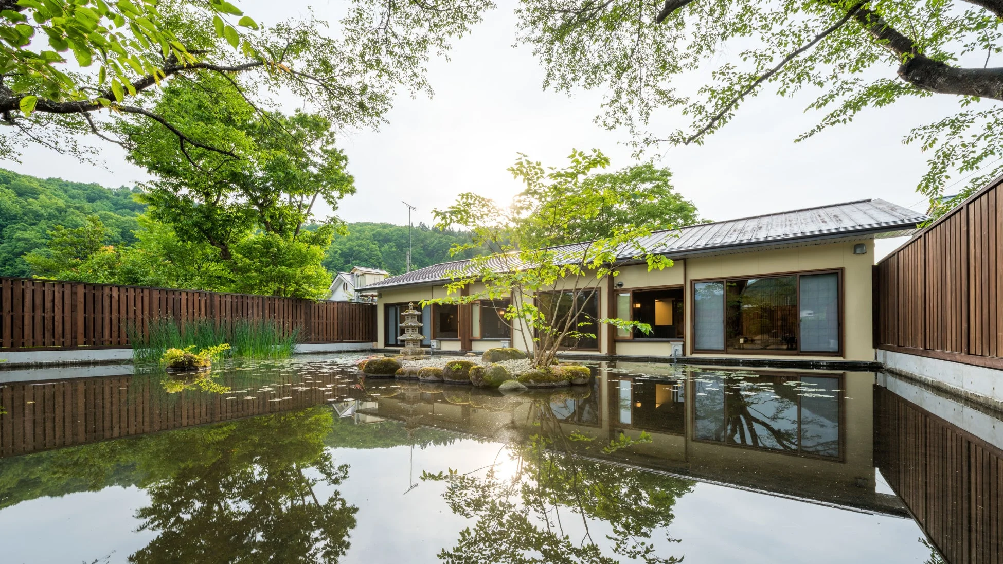 日本庭園、池、旅館、和風建築