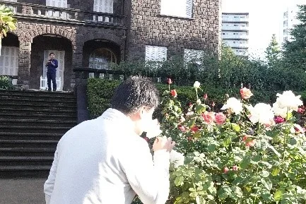 バラの香りを嗅ぐ男性