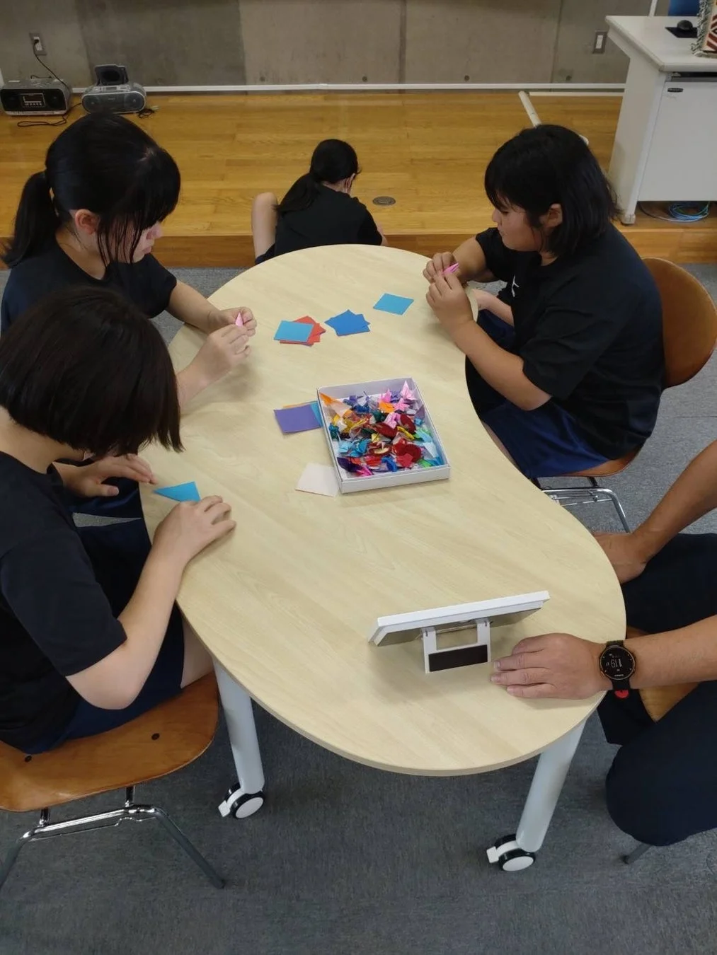 折り紙を折る生徒たち