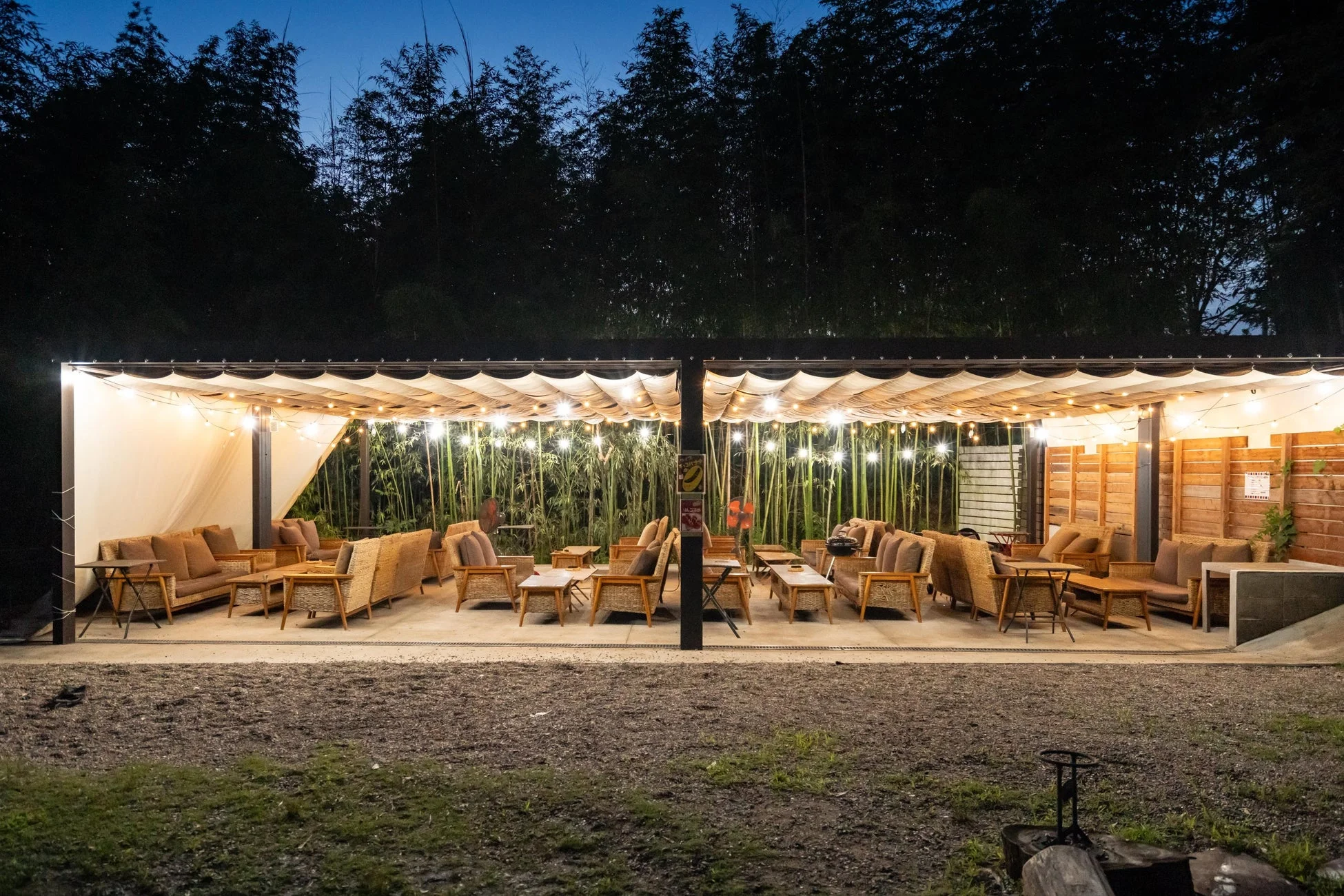 屋外ラウンジ、夜景、照明、竹林、テラス、カフェ、リラックス、ソファ、ガーデン、アウトドア