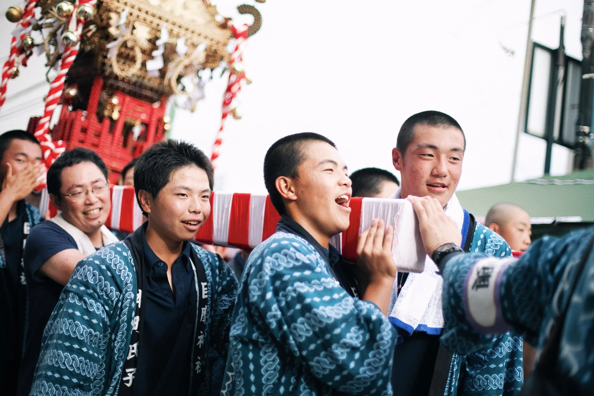 神輿を担ぐ若者たち