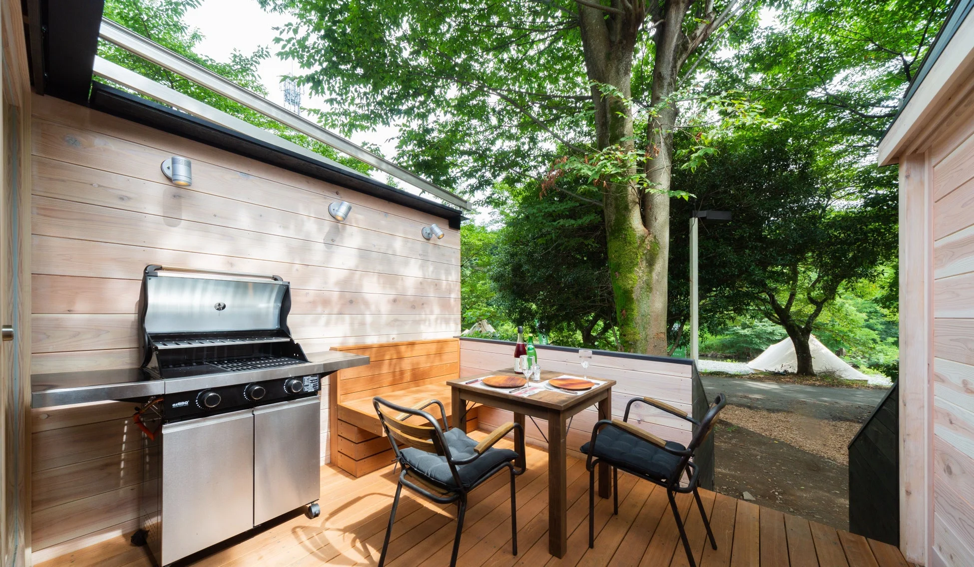 自然に囲まれた屋外BBQデッキ