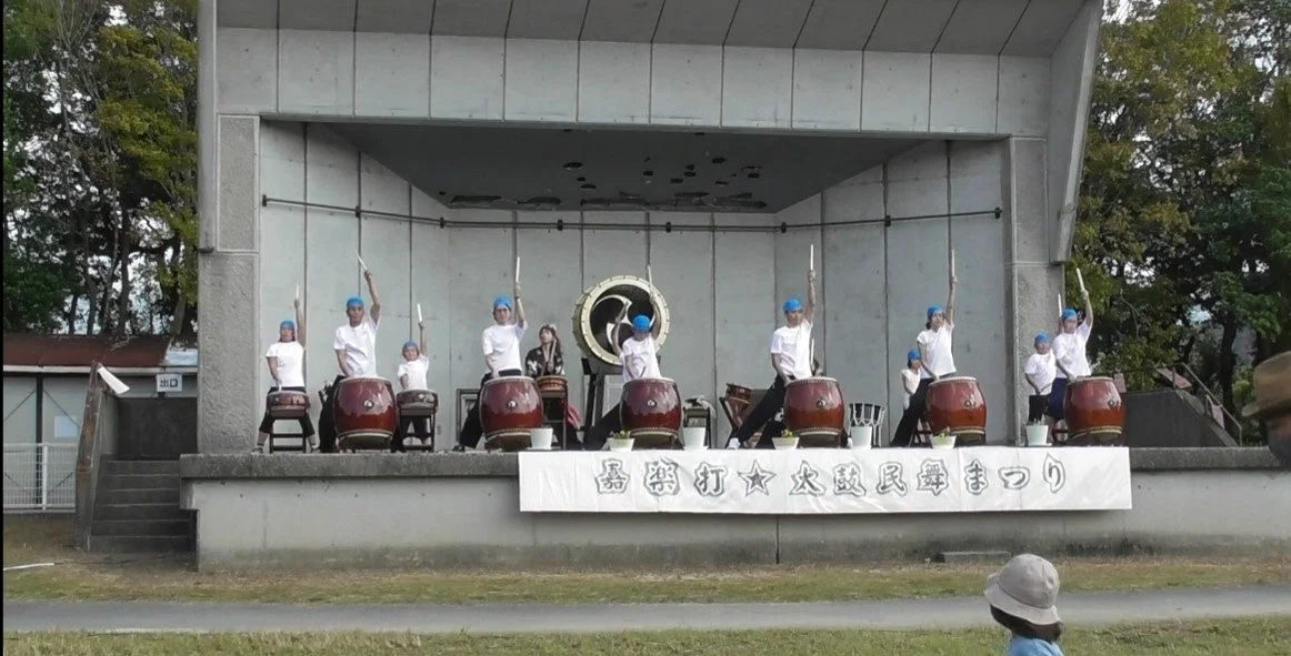 屋外ステージでの和太鼓演奏風景