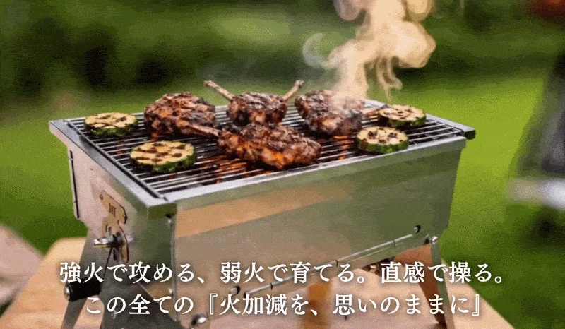 骨付き肉とズッキーニが焼かれている様子