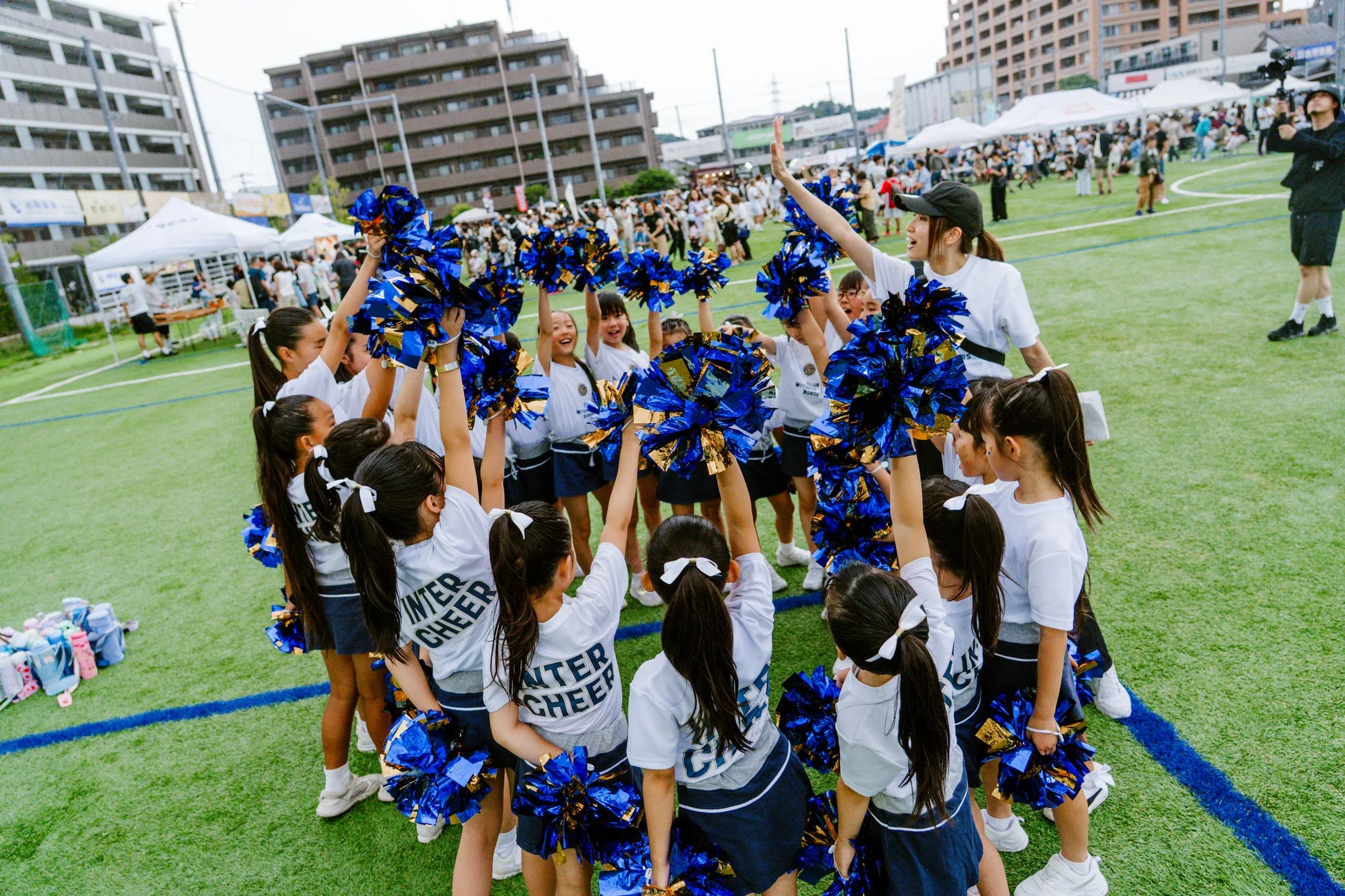 チアダンスを披露する子供たち