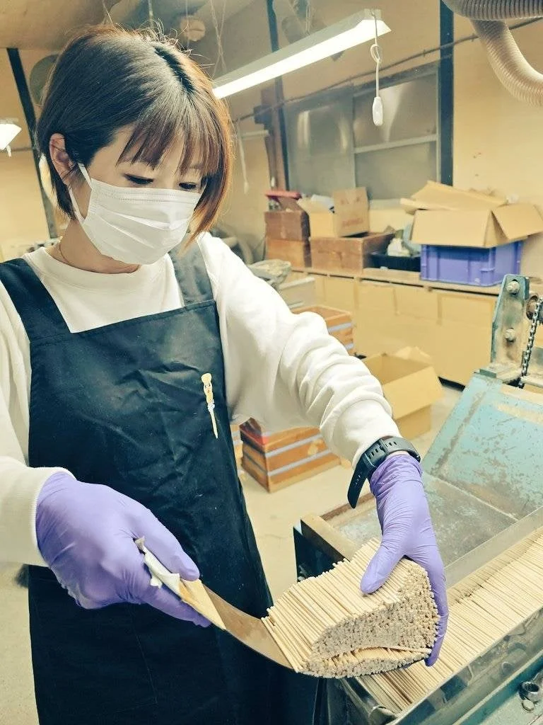 つまようじを加工する女性の作業風景