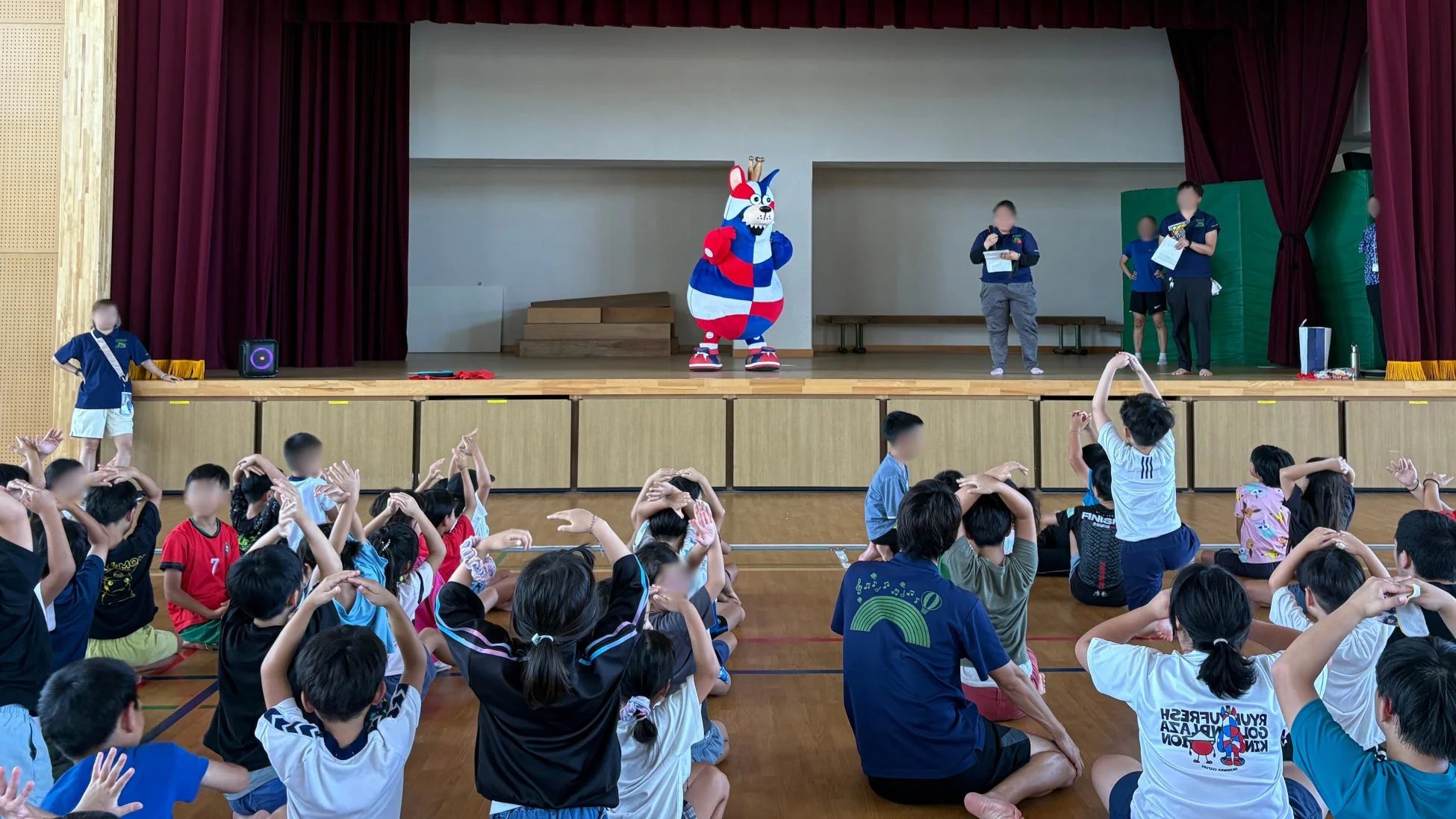 ミニ運動会で子どもたちと交流するゴーディー