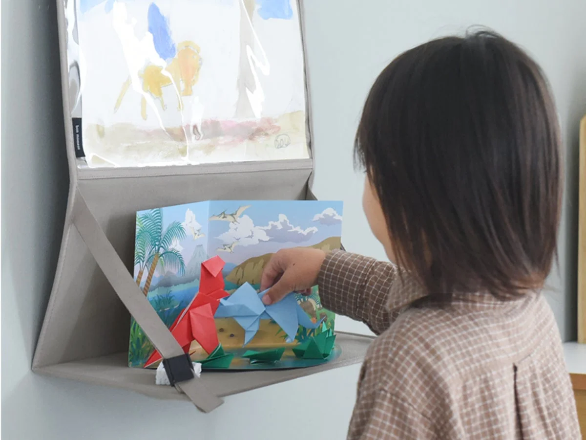 立体作品が飾られたシェルフ