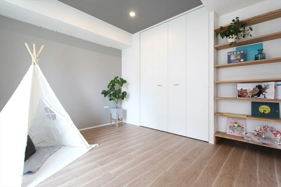 ティピーテントが置かれた子供部屋のインテリア