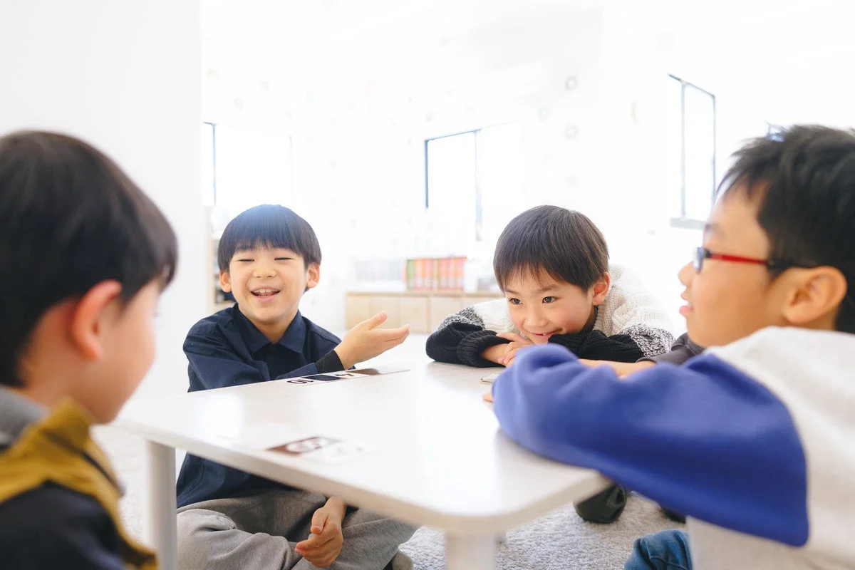 子供たちがテーブルを囲んで楽しんでいる様子