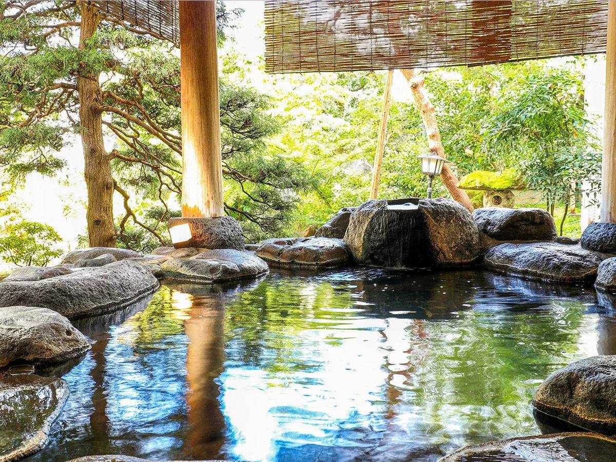岩に囲まれた露天風呂