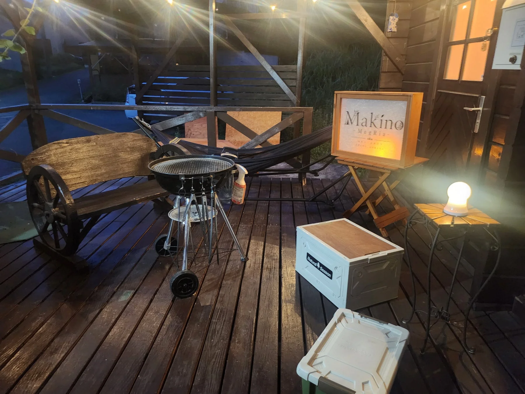 Makino MegRiaの夜のBBQデッキ