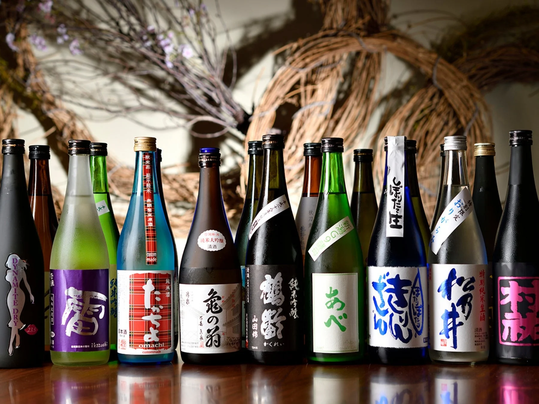 多くの日本酒が並ぶ