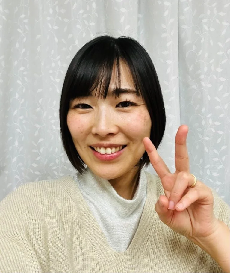 笑顔でピースサインをする女性のポートレート