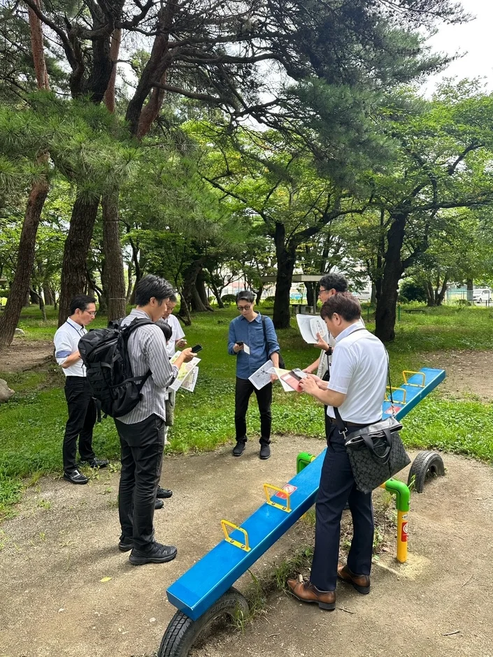 公園で話し合う男性たち