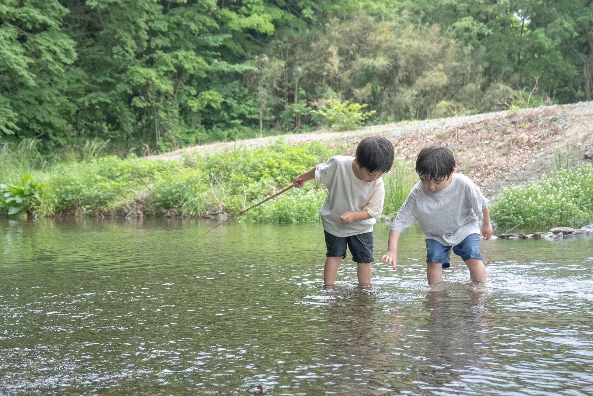川で遊ぶ2人の男の子