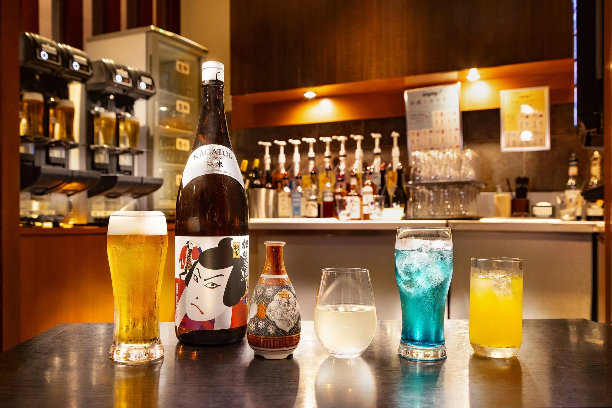 日本酒、ビール、カクテルなどが並ぶバーカウンター