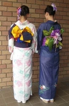 浴衣を着た二人の女性