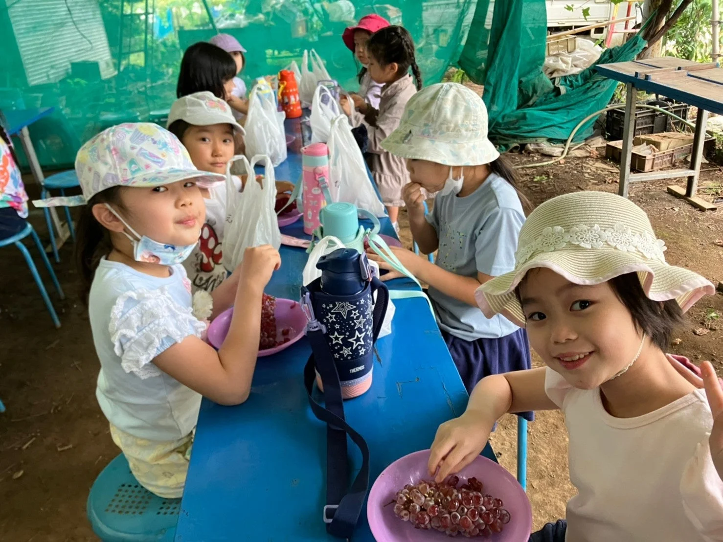 屋外で食事をする子供たち