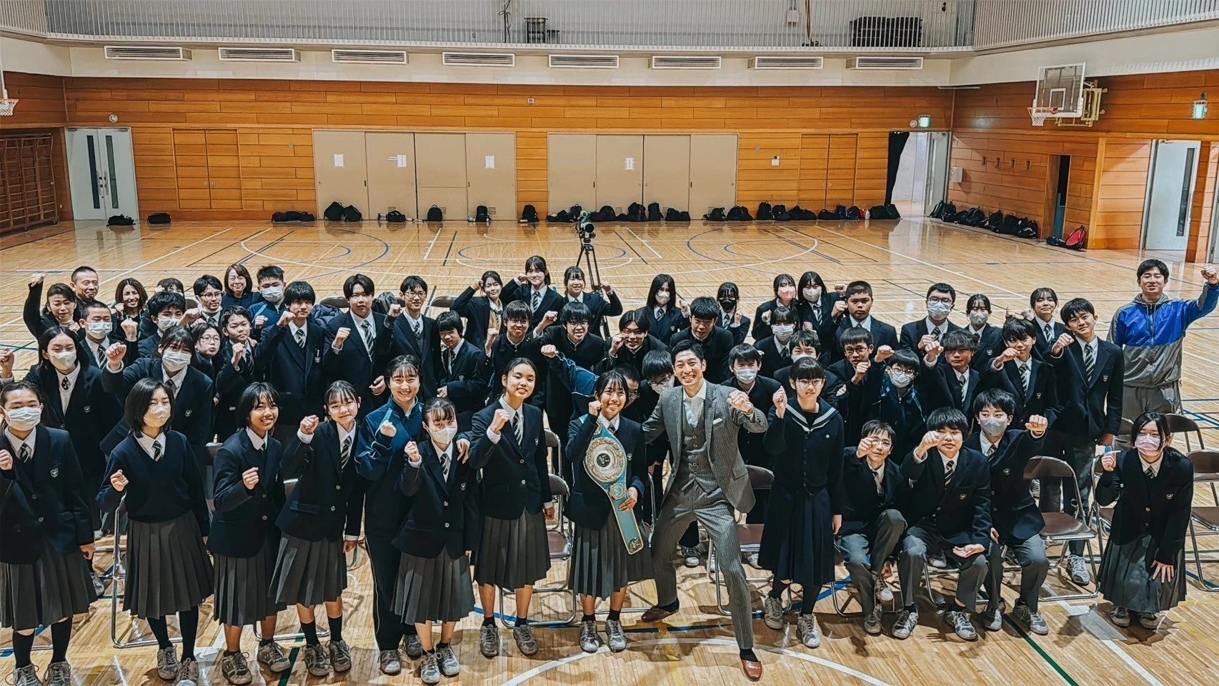 瀧澤選手と生徒たちの集合写真