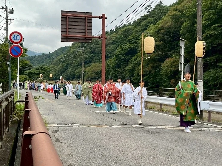 伝統的な装束をまとった行列