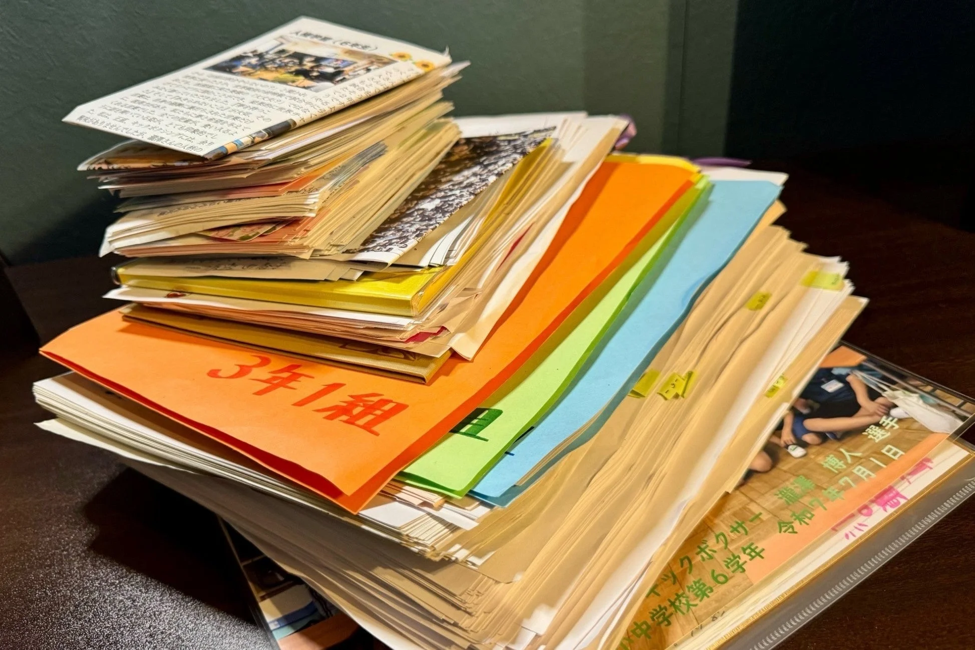 生徒からの手紙とみられる書類の山