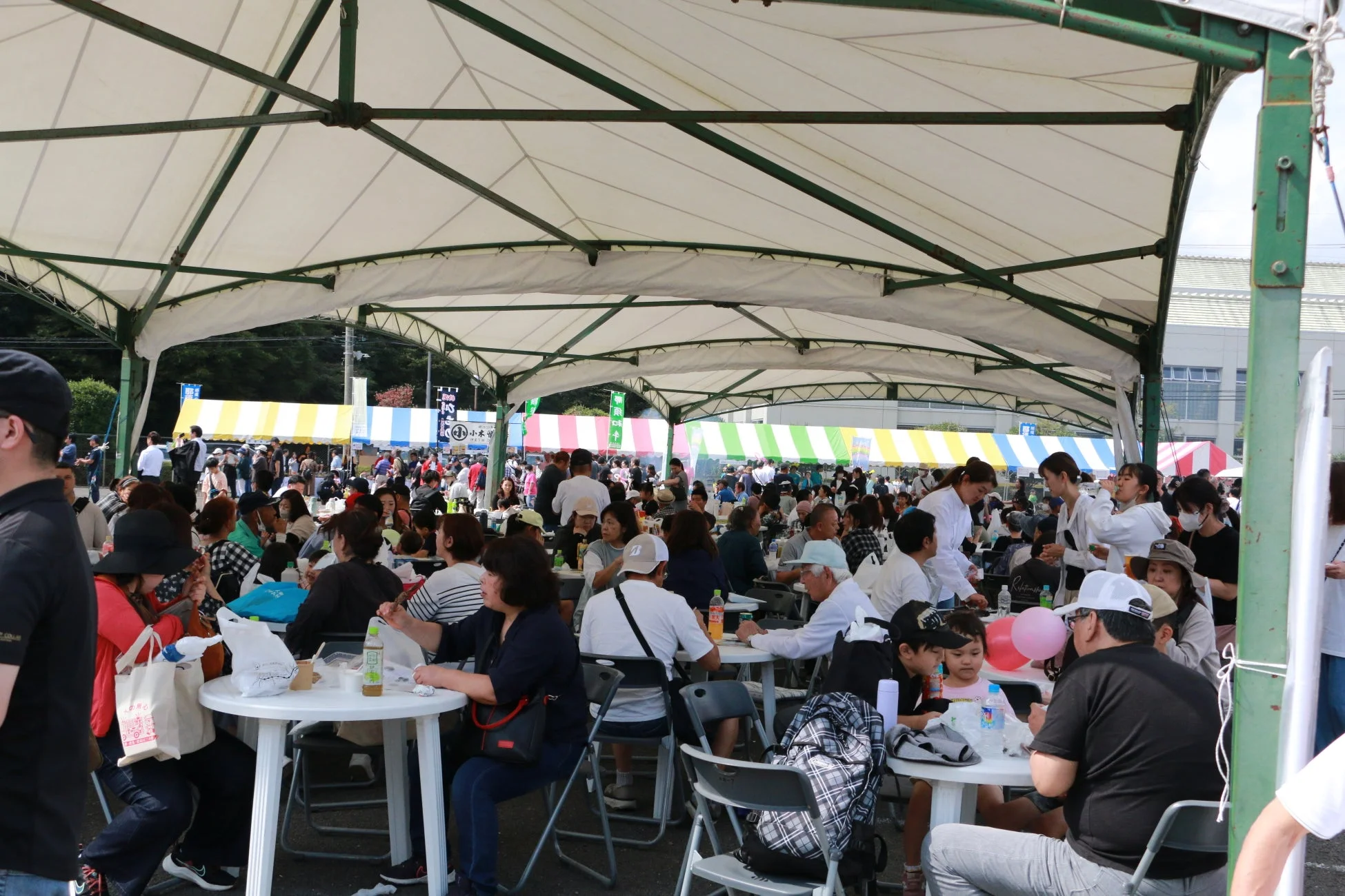 屋台と食事の人々