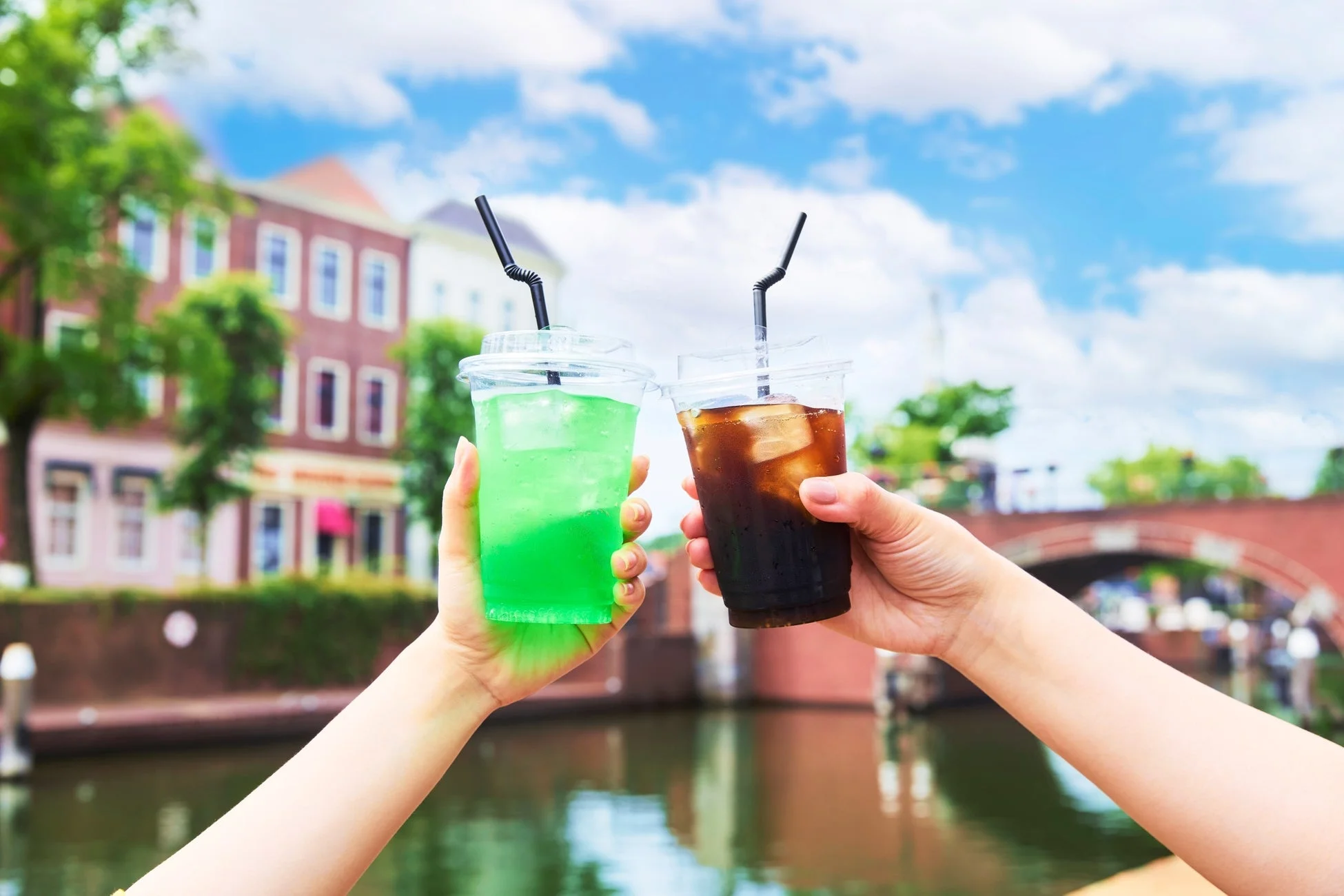 運河を背景に乾杯するドリンク