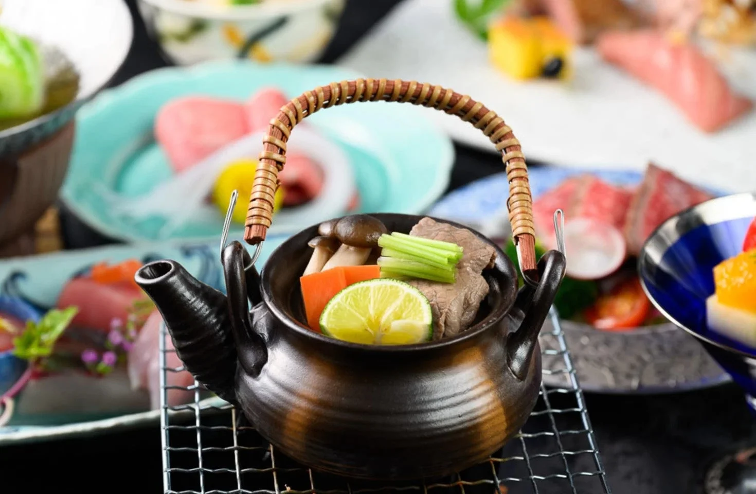 豪華な懐石料理の食卓