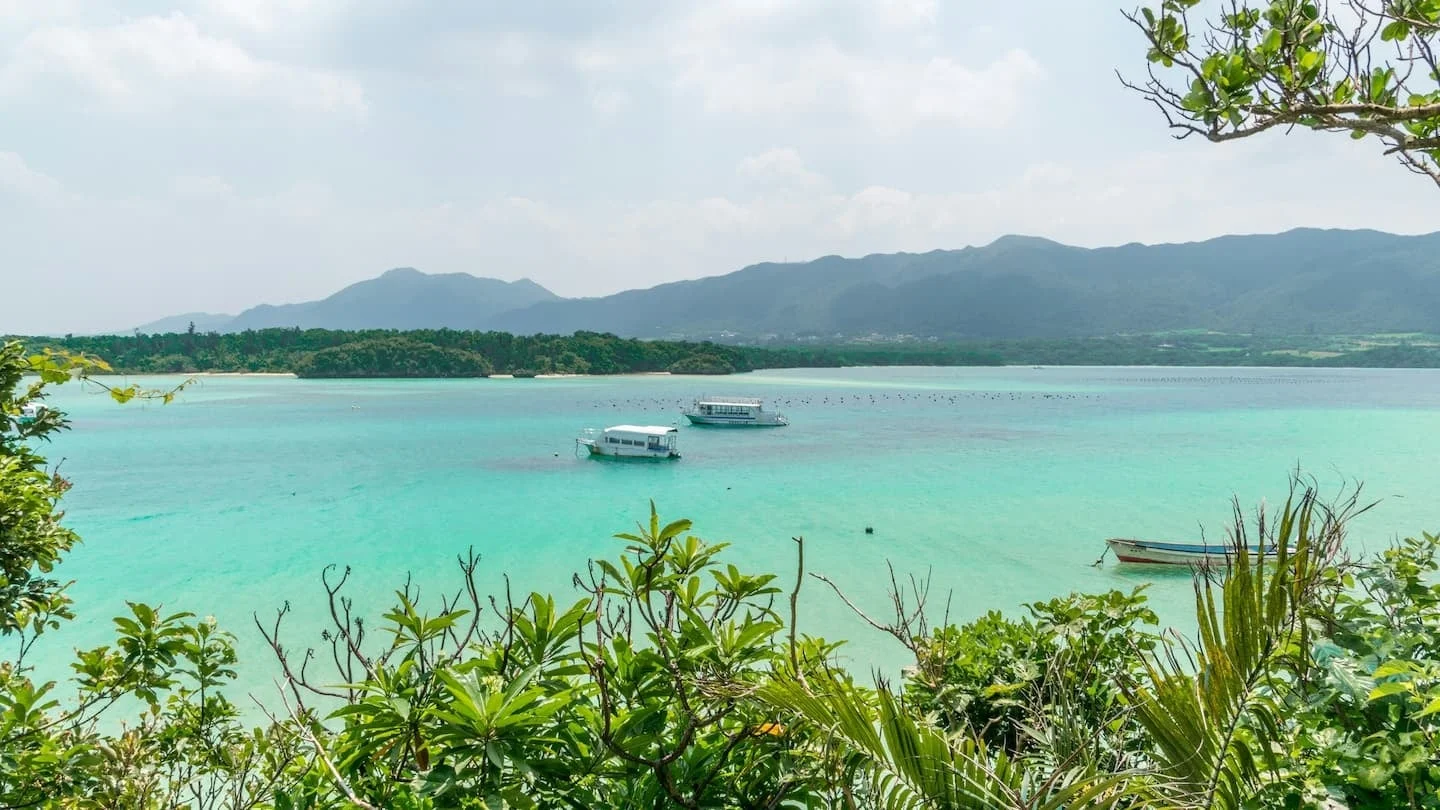 エメラルドグリーンの石垣島の海
