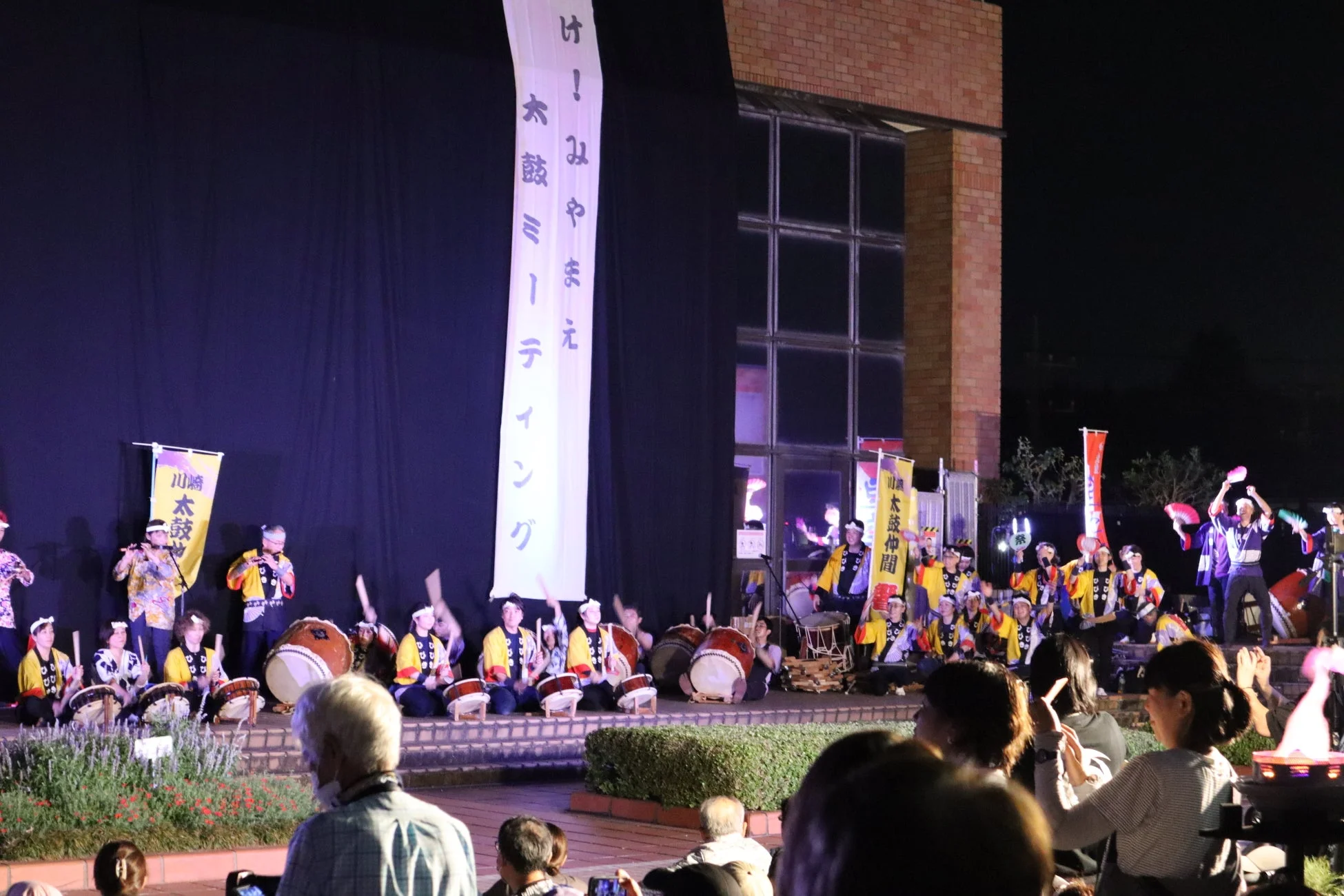 夜間の和太鼓演奏