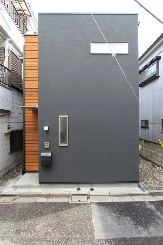 ダークグレーと木目の現代的な住宅