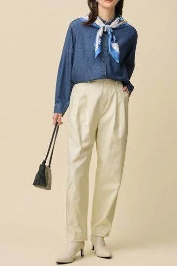 女性モデルがカーブパンツを着用